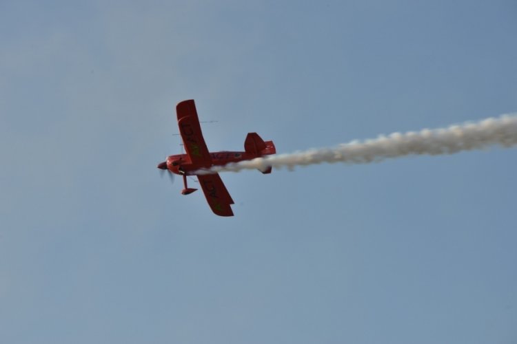 T&uuml;rkiye'nin ilk kadın akrobasi pilotu ve yerli u&ccedil;ağımız H&uuml;rkuş izleyenleri mest etti