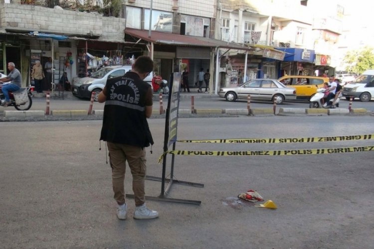 Suriyeliler, bı&ccedil;akla birbirine girdi: 1 yaralı