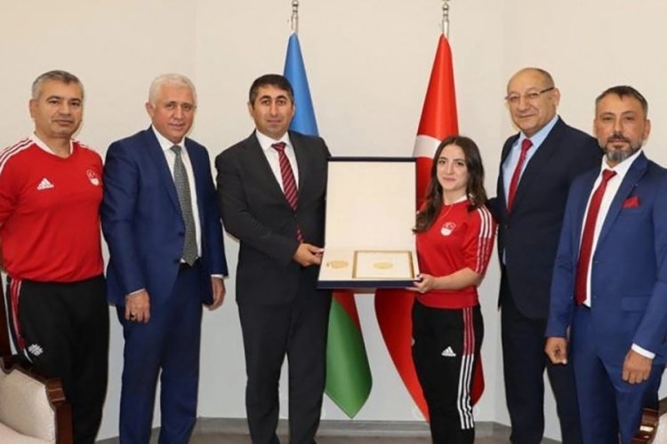 Aliyev'den milli halterci Cansu Bektaş'a &ouml;zel madalya