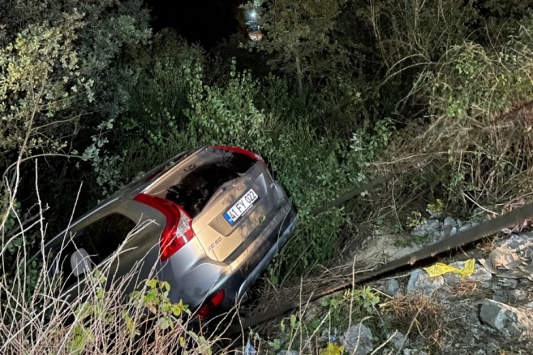 Kocaeli'de yeşillik alandaki ağaca &ccedil;arpan cipin s&uuml;r&uuml;c&uuml;s&uuml; yaralandı