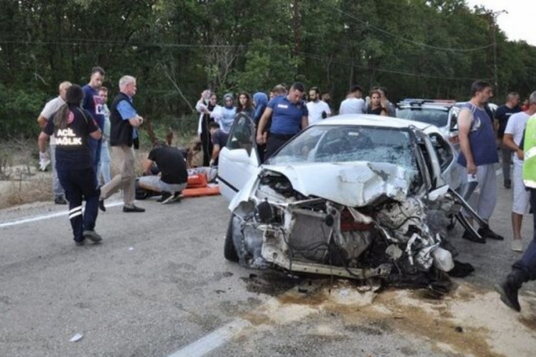 Tekirdağ'da iki otomobilin &ccedil;arpışması sonucu 1 kişi &ouml;ld&uuml;, 5 kişi yaralandı
