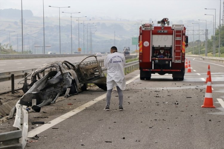 Kocaeli'de otomobil bariyere saplandı! 2 &ouml;l&uuml;, 1 yaralı