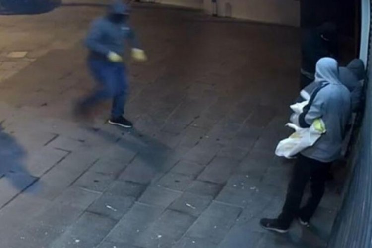 İstanbul'da hırsızlar kuyumcu &ouml;n&uuml;nde 7 dakika boyunca soygun yapmaya &ccedil;alıştı