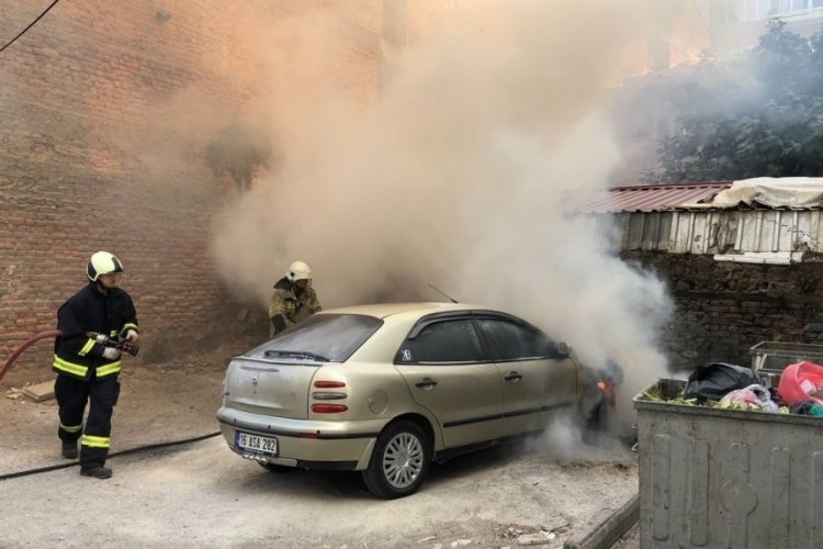 Bursa'da park halindeki otomobil alev aldı