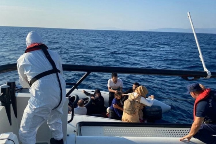 Balıkesir'de 19 d&uuml;zensiz g&ouml;&ccedil;men kurtarıldı