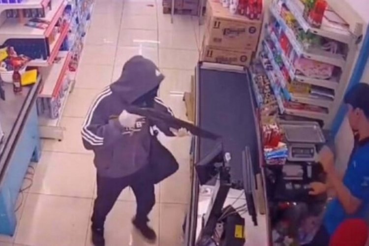 İzmir'de market hırsızı ka&ccedil;arken kendini vurdu