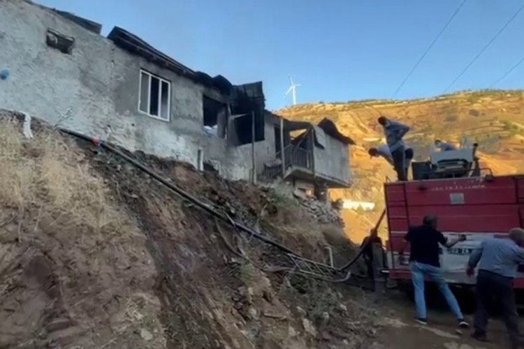 Adıyaman'da evde yangın &ccedil;ıktı! Kullanılamaz hale geldi