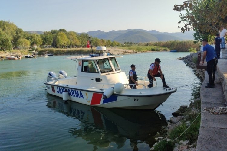 Bursa İznik G&ouml;l&uuml;'nde kaybolan y&uuml;zme hakemini arama &ccedil;alışmaları s&uuml;r&uuml;yor