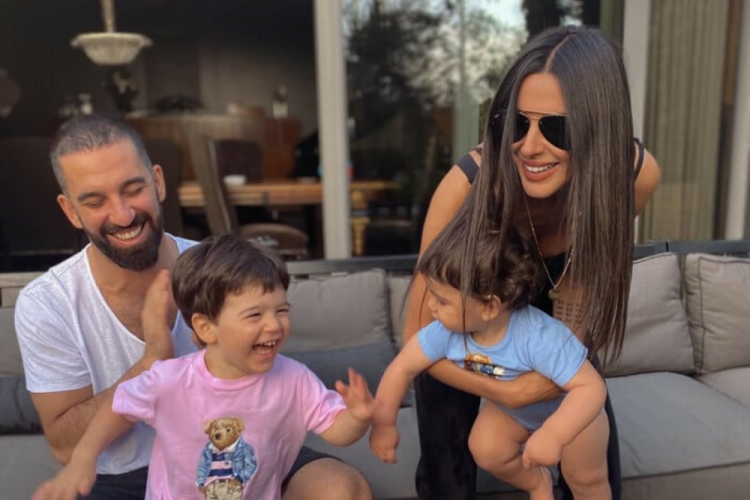 Arda Turan ve Aslıhan Doğan Turan &ccedil;iftinin &uuml;z&uuml;c&uuml; g&uuml;n&uuml;