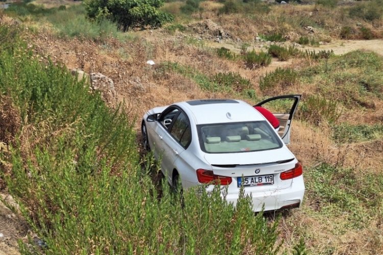 Manisa'da otomobil yol kenarındaki araziye u&ccedil;tu!