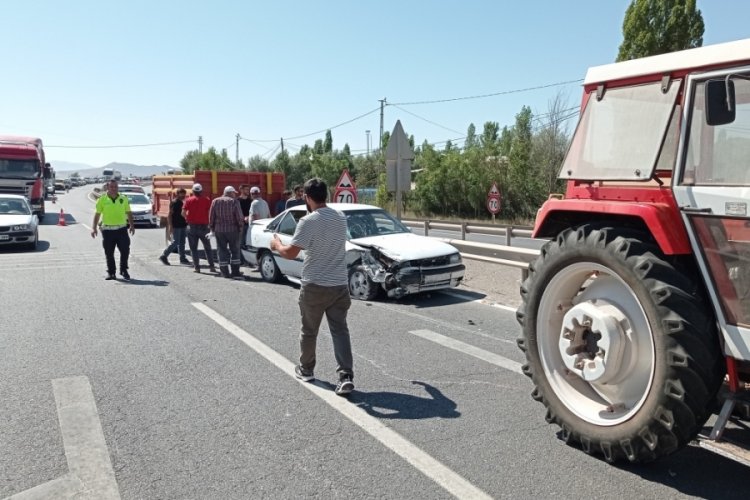 Sivas'ta otomobil ile trakt&ouml;r &ccedil;arpıştı!