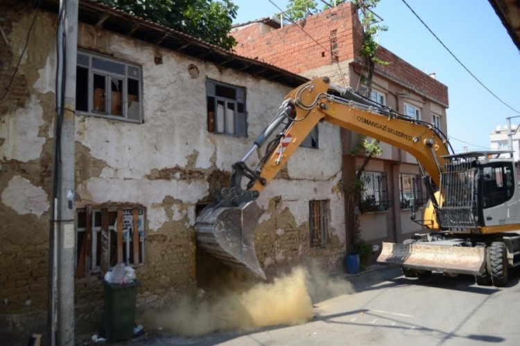 Bursa'da metrukla m&uuml;cadele s&uuml;r&uuml;yor