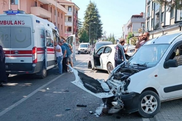 D&uuml;zce'de hafif ticari ara&ccedil; otomobille &ccedil;arpıştı:1'i bebek, 5 yaralı