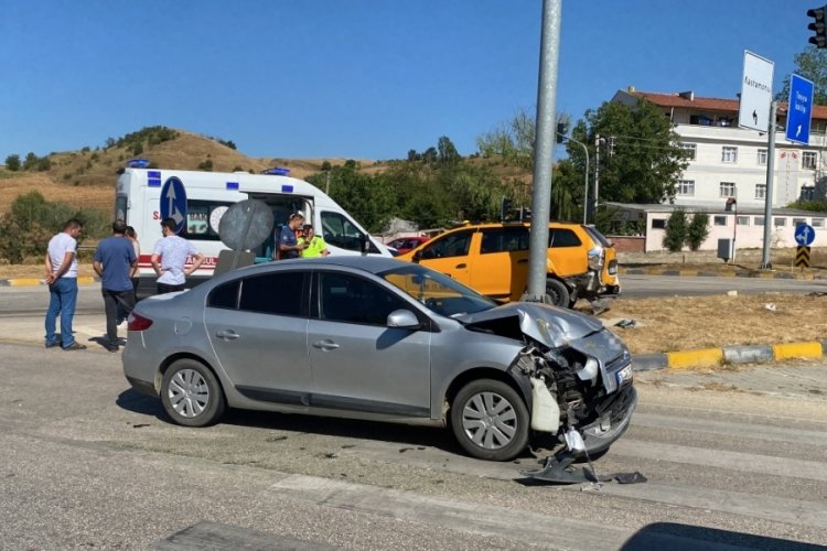 Kastamonu'da ticari taksi ile otomobilin kavşakta &ccedil;arpışması sonucu 3 kişi yaralandı