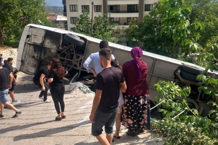 Karaman'da tur otob&uuml;s&uuml; devrildi: 26 yaralı