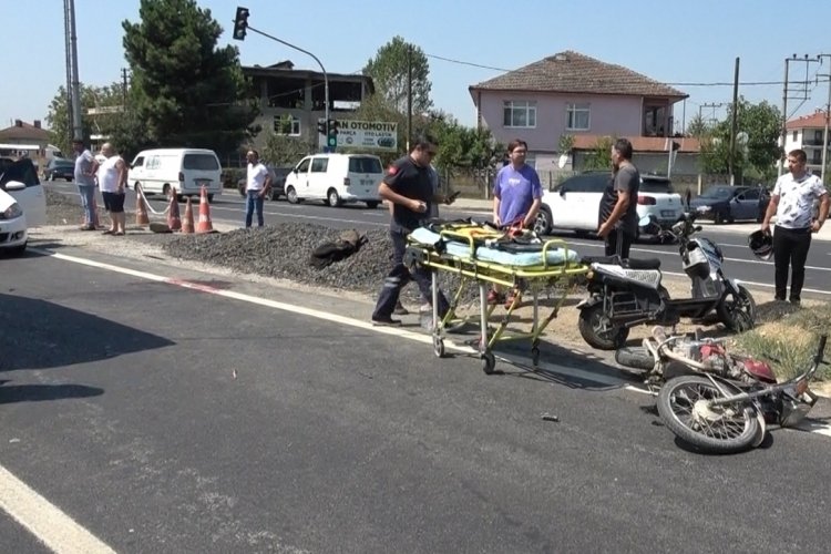D&uuml;zce'de otomobilin &ccedil;arptığı motosiklet s&uuml;r&uuml;c&uuml;s&uuml; ağır yaralandı