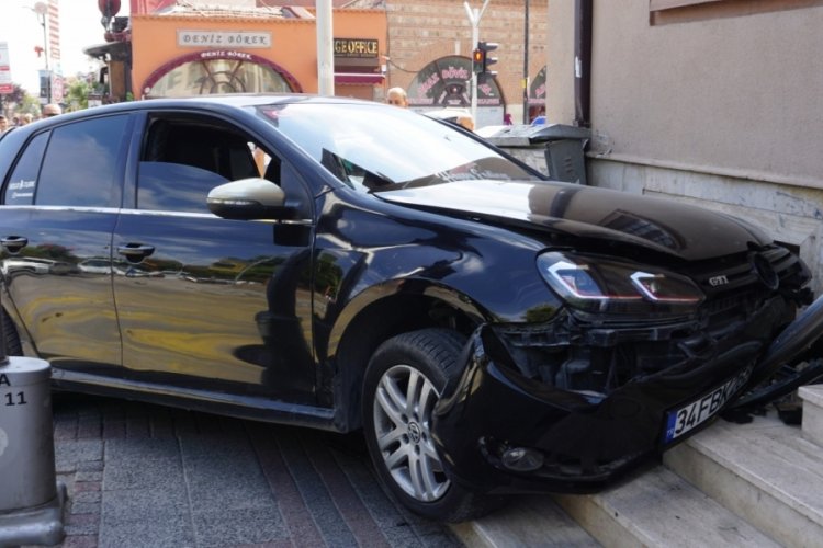 Edirne'de motosiklete &ccedil;arpmamak i&ccedil;in manevra yaptı, direğe &ccedil;arptı