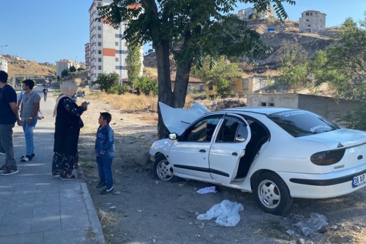 Kayseri'de kontrolden &ccedil;ıkan otomobil ağaca &ccedil;arparak durabildi: 3 yaralı