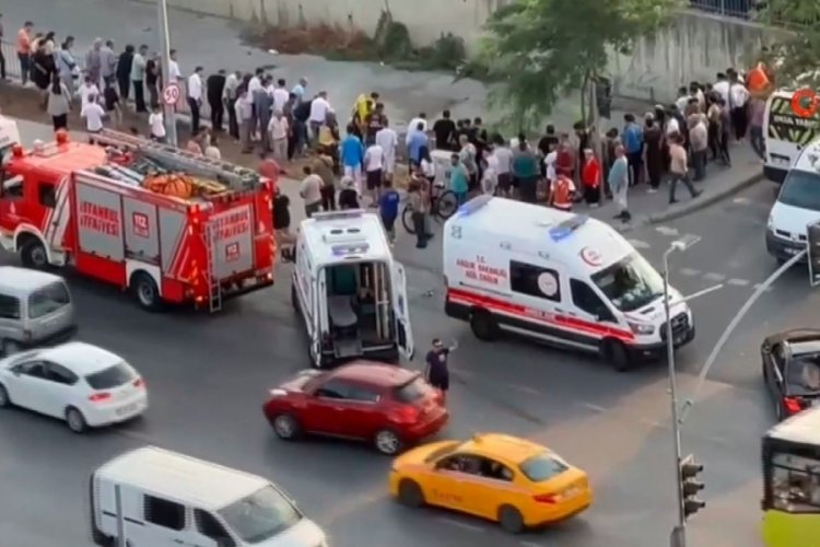 İstanbul K&uuml;&ccedil;&uuml;k&ccedil;ekmece'de ara&ccedil; dereye u&ccedil;tu: 3 yaralı