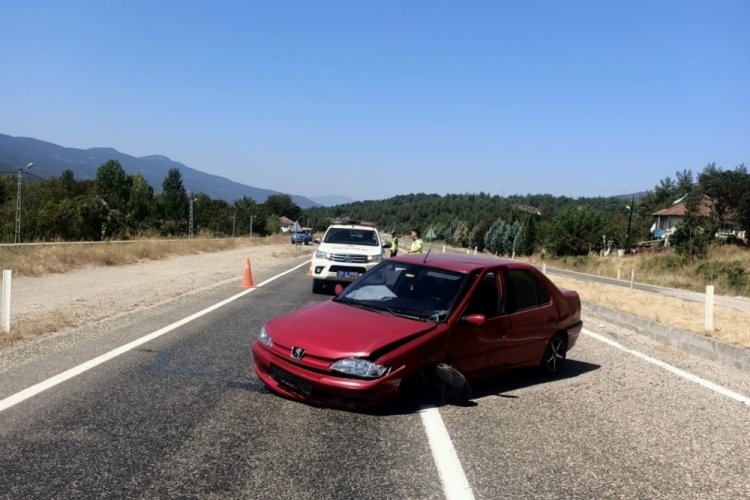 Karab&uuml;k'te otomobil ref&uuml;je &ccedil;arptı