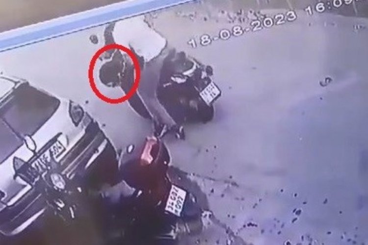 Bursa'da motosikletle gelen iki kişi başka bir motosikletin &uuml;zerinden kask &ccedil;aldı!