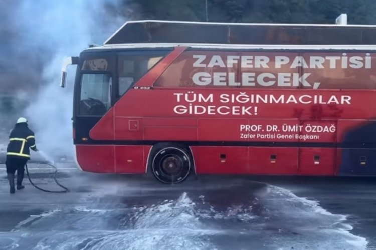 &Uuml;mit &Ouml;zdağ'ın se&ccedil;im otob&uuml;s&uuml;nde yangın
