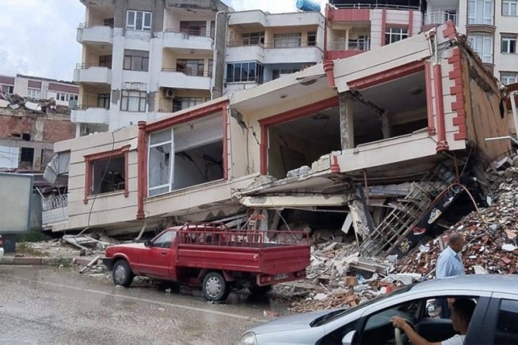 Hatay'da ağır hasarlı bina &ccedil;&ouml;kt&uuml;