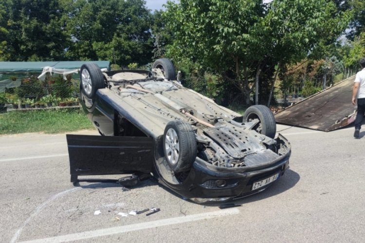 Bursa'da otomobil takla atarak karşı şeride ge&ccedil;ti! 1'i &ccedil;ocuk 3 yaralı