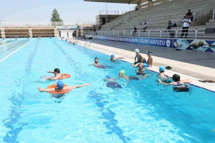 Diyarbakır'da Yenişehir Belediyesi otizmli bireyler i&ccedil;in y&uuml;zme dersi başlattı