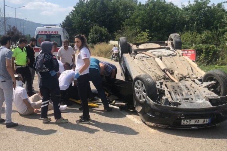 Bursa İneg&ouml;l'de 3 kişinin yaralandığı kaza anı kamerada