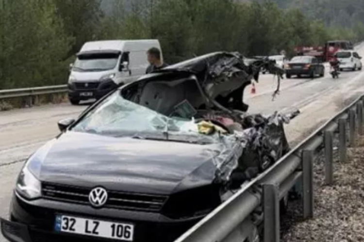 Antalya-Isparta karayolunda araz&ouml;z ile 2 otomobil &ccedil;arpıştı: 1 &ouml;l&uuml;, 6 yaralı