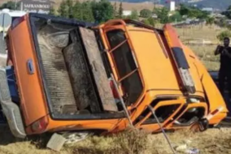Karab&uuml;k'te karayolları aracı ile otomobil &ccedil;arpıştı