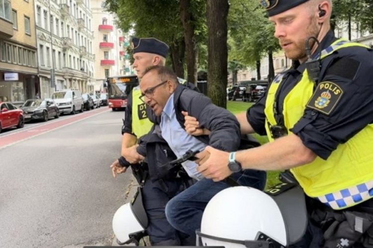 İsve&ccedil;'te Kur'an-ı Kerim yakılmasına karşı &ccedil;ıkan kişiye polis m&uuml;dahale etti