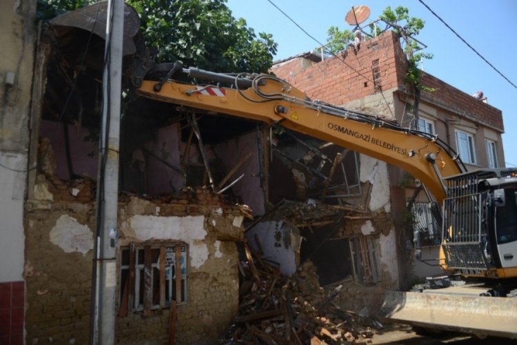 Bursa Karacabey'de metruk binaların yıkımı devam ediyor