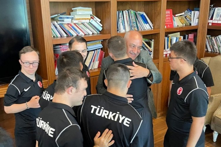 Down Sendromlu Futsal Milli Takımı, Avrupa Şampiyonası &ouml;ncesi TFF'yi ziyaret etti