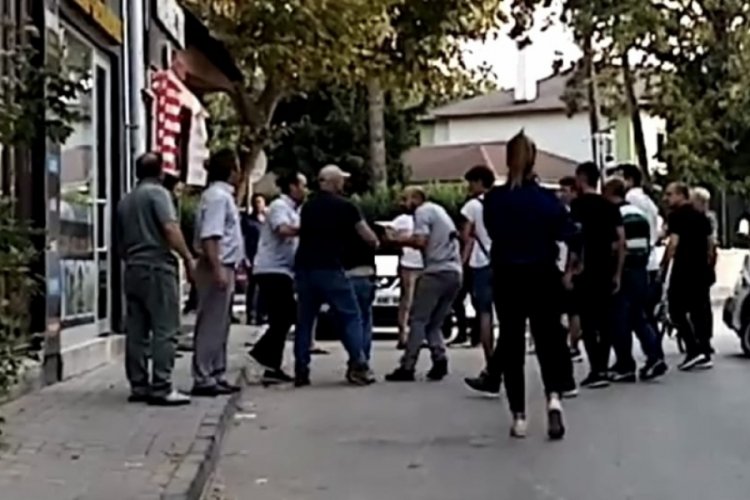 Bursa'da yakaladıkları hırsızı d&ouml;v&uuml;p, polise teslim ettiler