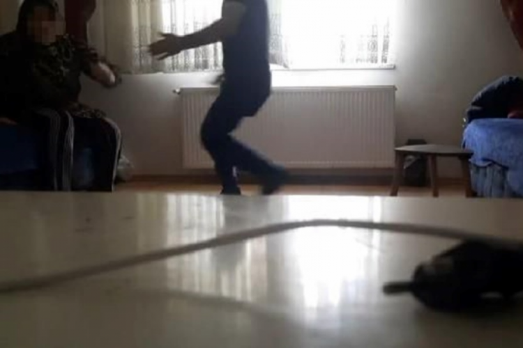 Ev sahibi kiracıyı 14 yaşındaki kızının &ouml;n&uuml;nde taciz etti!