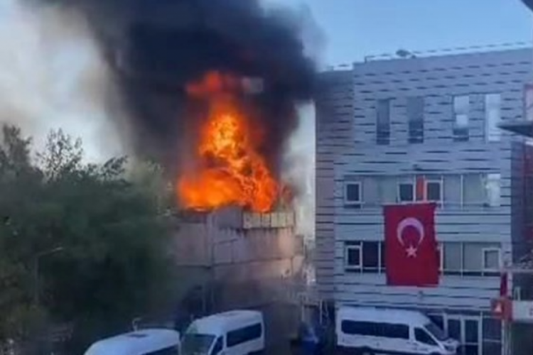 İstanbul'da geri d&ouml;n&uuml;ş&uuml;m tesisinde yangın!