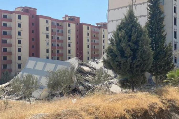 Kahramanmaraş'ta ağır hasar alan binalar dinamitle yıkılıyor