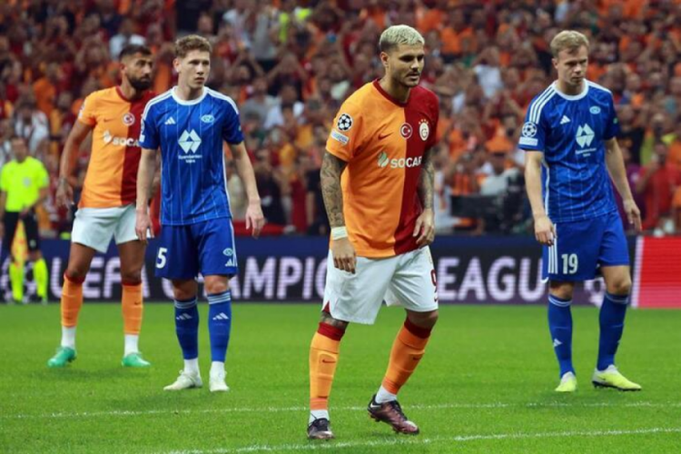 Galatasaray tarihine ge&ccedil;en gol!