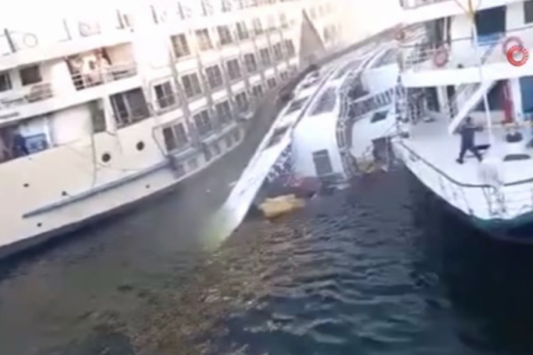 Mısır'da yolcu gemisi battı!