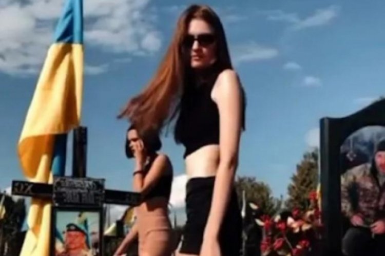 Savaşta &ouml;len babalarının mezarı başında twerk yaptılar!