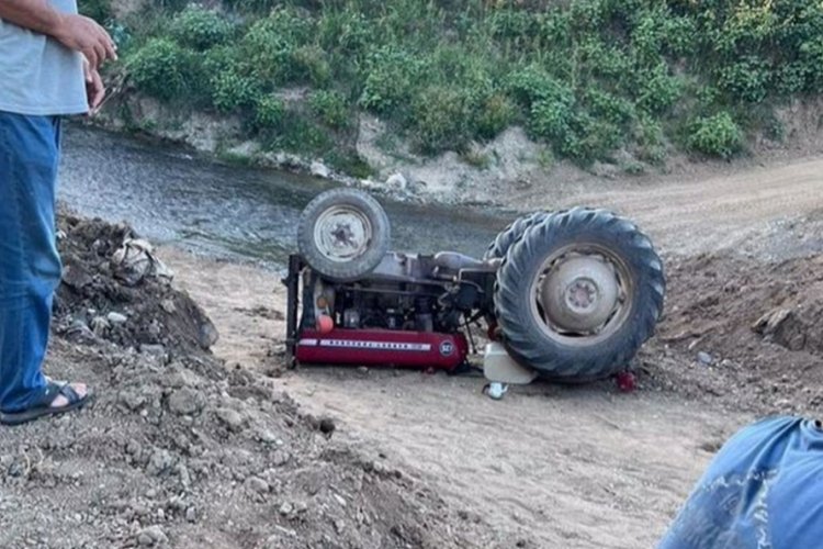 Sakarya'da kontrolden &ccedil;ıkan trakt&ouml;r devrildi: 1 &ouml;l&uuml;, 1 yaralı
