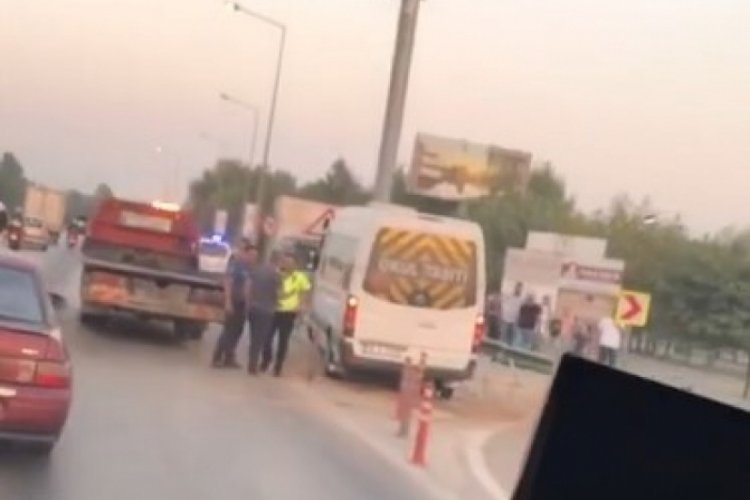 Bursa'da servis minib&uuml;s&uuml; y&ouml;n tabelasına &ccedil;arptı