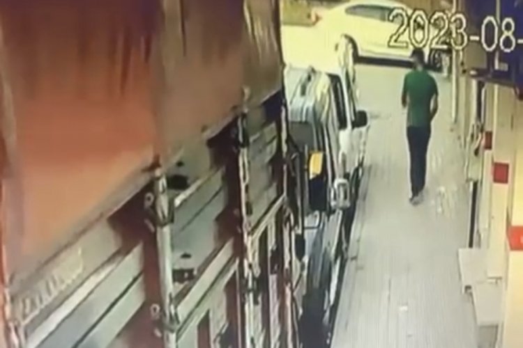 Bursa'da camının a&ccedil;ık olduğunu fark ettiği kamyonetten telefonu alıp ka&ccedil;tı!