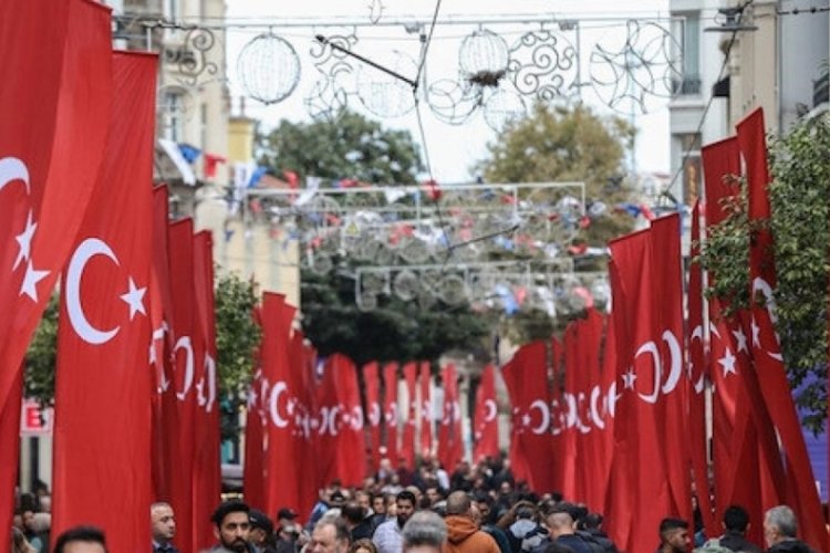 İstiklal Caddesi'ne bin 200 T&uuml;rk bayrağı asıldı