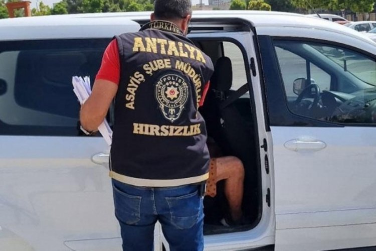 Antalya'da 2 kişi kapısı a&ccedil;ık unutulan otomobilden para dolu torbayı &ccedil;aldı!