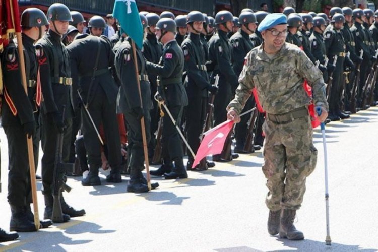 Bedensel engelli Yasin'in Zafer Bayramı coşkusu
