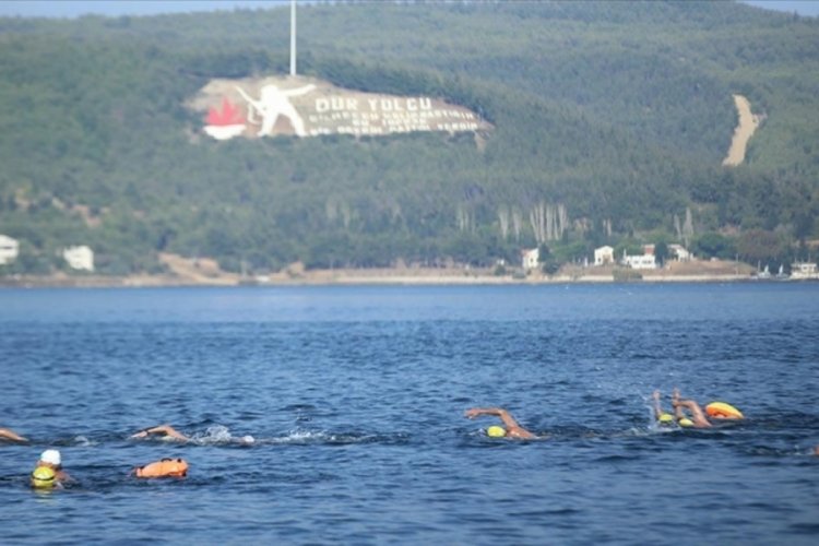 &Ccedil;anakkale Boğazı'nı y&uuml;zerek ge&ccedil;mek i&ccedil;in 17 &uuml;lkeden 1000'e yakın y&uuml;z&uuml;c&uuml; kıyasıya m&uuml;cadele edildi