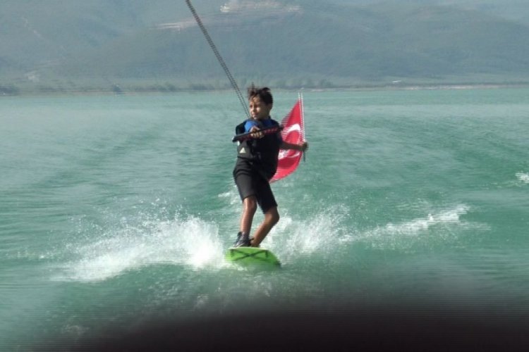 Zafer Bayramı'nda İznik G&ouml;l&uuml;'nde Wakeboard ile kutlama